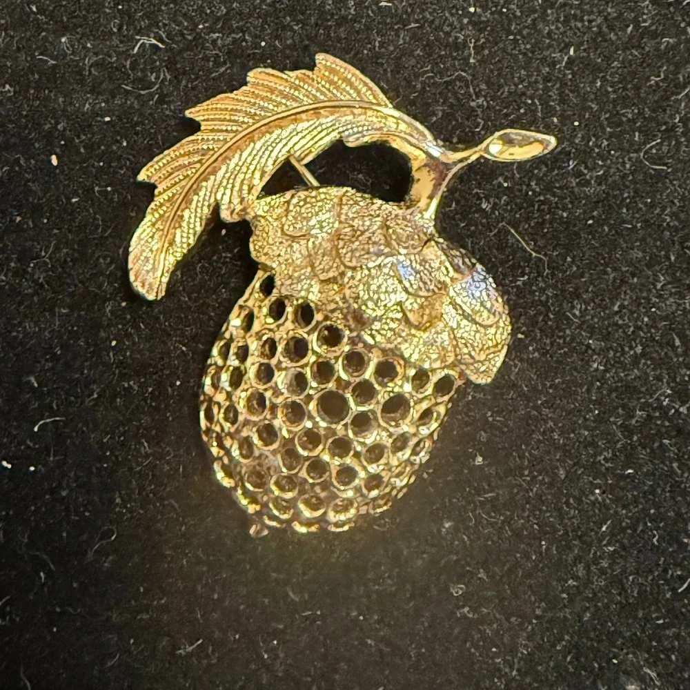 Vintage Sarah Coventry Gold Tone Acorn Leaf Brooch Textured Openwork Fall Pin